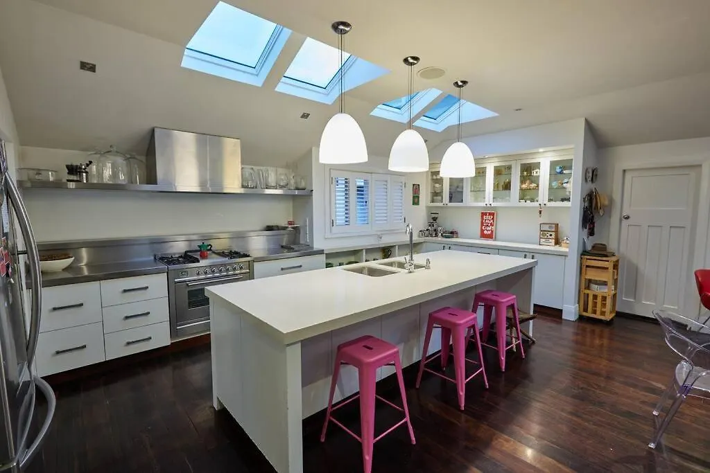Dom wakacyjny Home With Hot Tub, Heated Pool & Tennis Court Wellington Nowa Zelandia