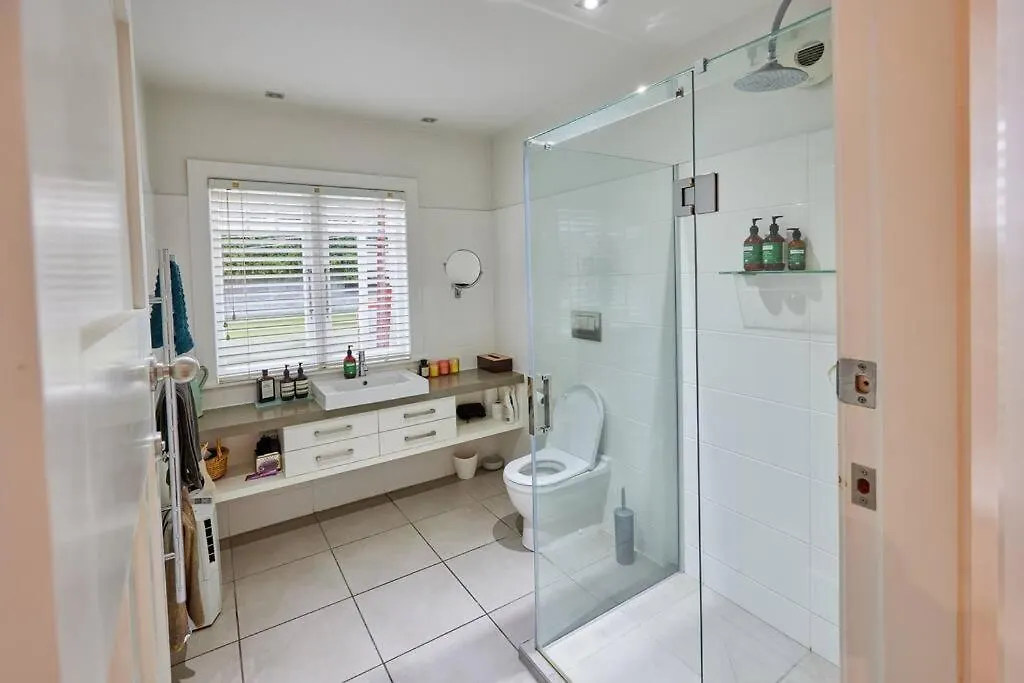 Home With Hot Tub, Heated Pool & Tennis Court Wellington