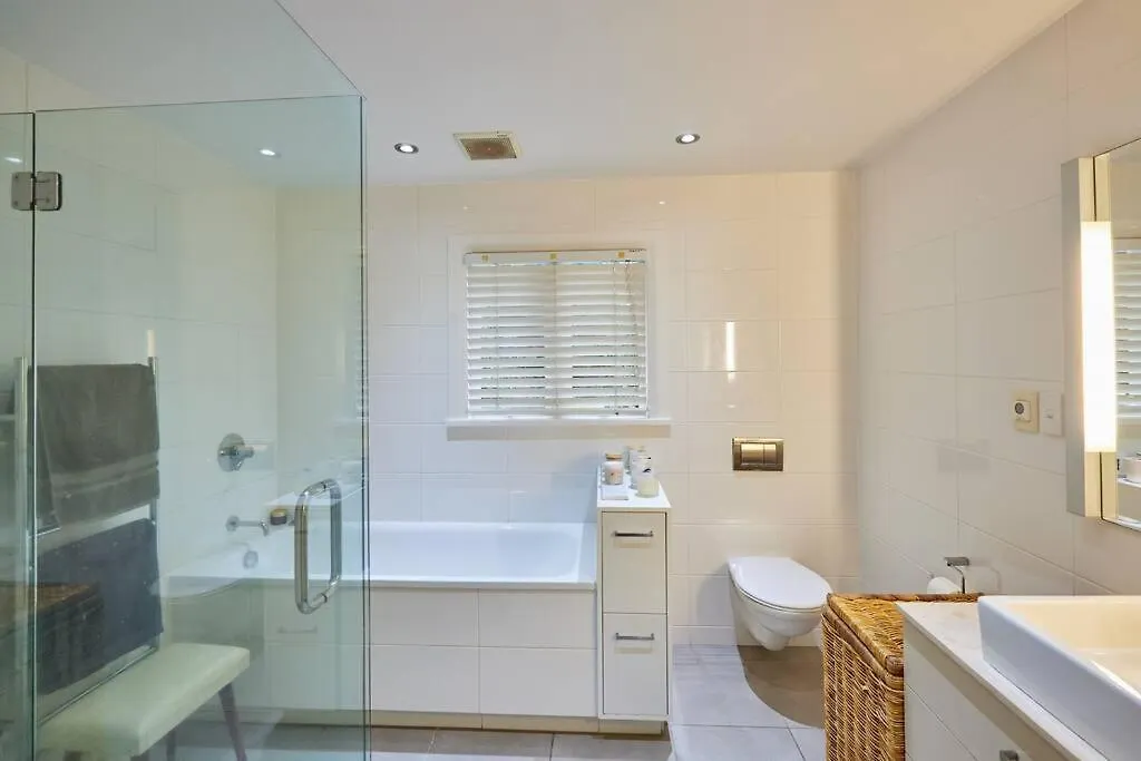 Home With Hot Tub, Heated Pool & Tennis Court Wellington 0*,