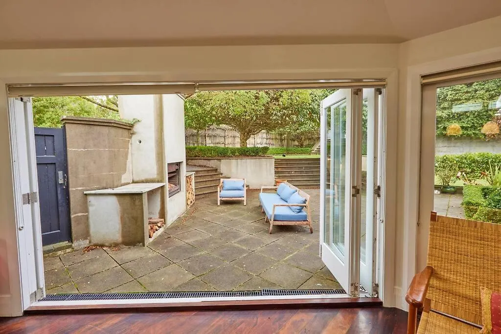 Home With Hot Tub, Heated Pool & Tennis Court Wellington