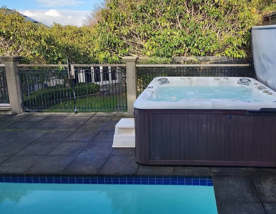 Dom wakacyjny Home With Hot Tub, Heated Pool & Tennis Court Wellington