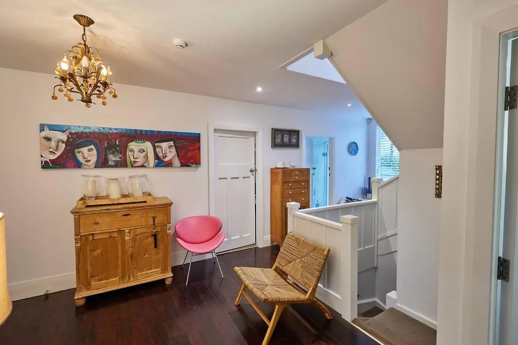 Home With Hot Tub, Heated Pool & Tennis Court Wellington New Zealand