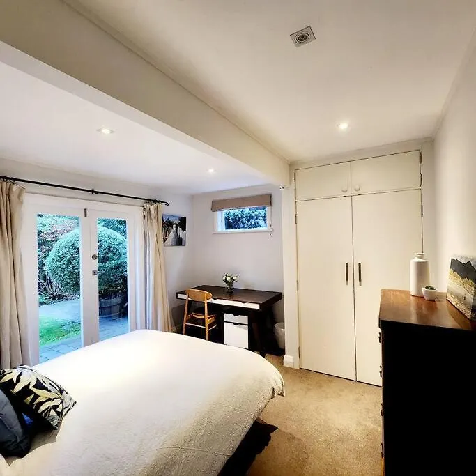 Home With Hot Tub, Heated Pool & Tennis Court Wellington New Zealand