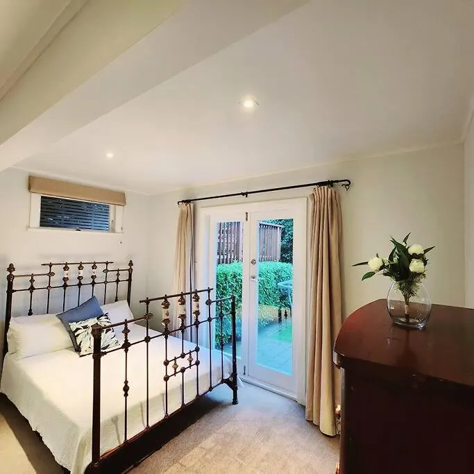 Home With Hot Tub, Heated Pool & Tennis Court Wellington Holiday home